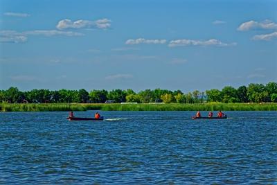 Tisza-tó Sarud, két motoros ladik emberekkel a zöld nádas elõtt-stock-foto