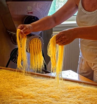 Ipari cérnametélt tészta gyártás-stock-foto