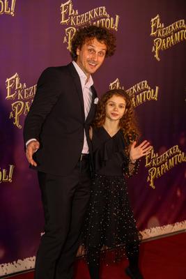 ,,El a kezekkel a papámtól!" díszpremierje.-stock-foto