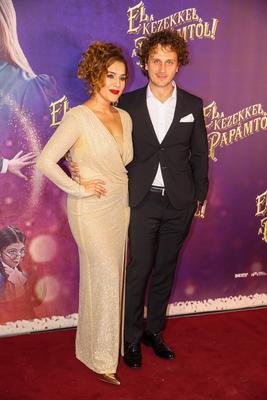 ,,El a kezekkel a papámtól!" díszpremierje.-stock-foto