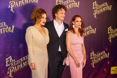 ,,El a kezekkel a papámtól!" díszpremierje.-stock-foto