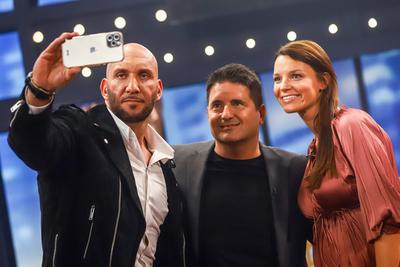 Frizbi late night talk show Hajdú Péter-rel. 2021.09.29. A képen.:  Berki Krisztián, Berki Mazsi,Hajdú Péter,-stock-foto