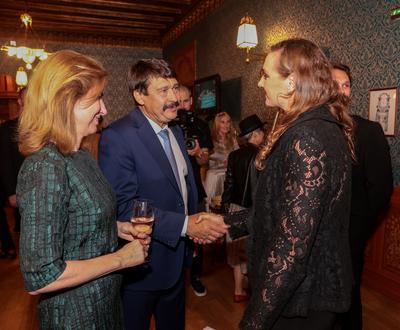 Katinka díszbemutató-stock-foto