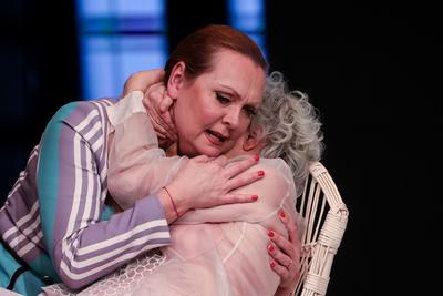 CSODÁLATOS VAGY, JÚLIA!-stock-foto