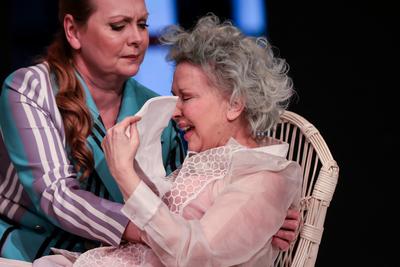 CSODÁLATOS VAGY, JÚLIA!-stock-foto