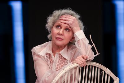 CSODÁLATOS VAGY, JÚLIA!-stock-foto