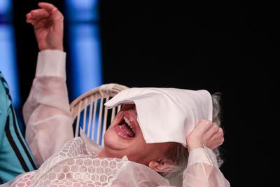 CSODÁLATOS VAGY, JÚLIA!-stock-foto