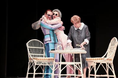 CSODÁLATOS VAGY, JÚLIA!-stock-foto