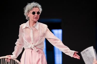 CSODÁLATOS VAGY, JÚLIA!-stock-foto