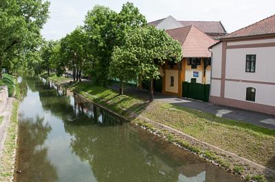 Gyula, az Élővíz-csatorna partja a belvárosban-stock-foto