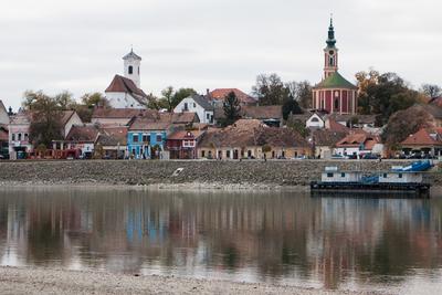Szentendre látványa a Szentendrei-szigetről-stock-foto
