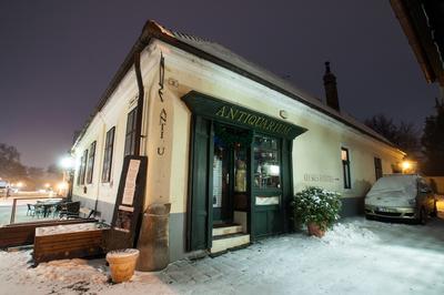 Szentendre éjszakai kivilágításban-stock-foto