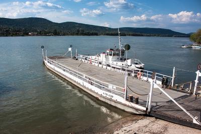 A Visegrád és Nagymaros között közlekedő komp-stock-foto