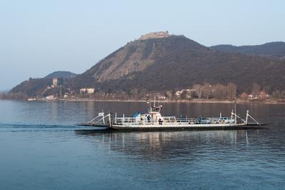 Visegrád és a Fellegvár látványa-stock-foto