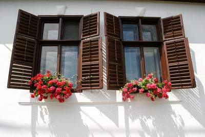 Nagymaros, muskátlis ablak-stock-foto