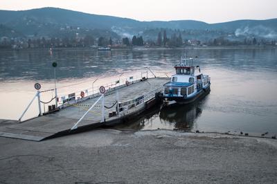 A Visegrád és Nagymaros között közlekedő komp-stock-foto