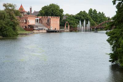 Szarvas, a Vízi Színház és a gyalogos fahíd-stock-foto