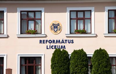 A Gödöllői Református Líceum épülete a Szabadság téren-stock-photo