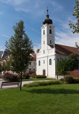 Gödöllő, a Szabadság tér a református templommal-stock-foto