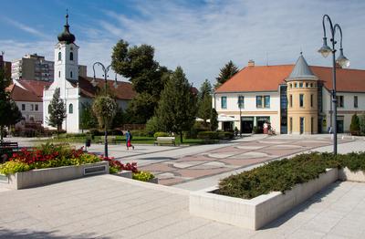 Gödöllő, a Szabadság tér a református templommal-stock-foto