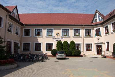 A Gödöllői Református Líceum épülete a Szabadság téren-stock-photo