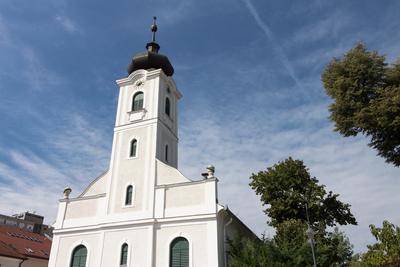 Gödöllő, a református templom a Szabadság téren-stock-foto