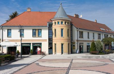 Gödöllő főtere, a Szabadság tér-stock-photo