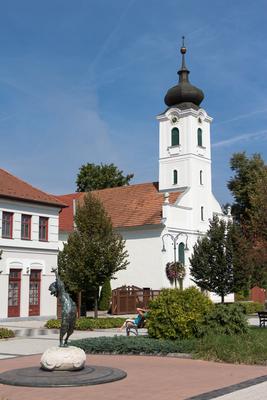 Gödöllő, a Szabadság tér a református templommal-stock-foto