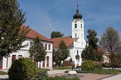 Gödöllő, a Szabadság tér a református templommal-stock-foto