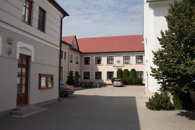 A Gödöllői Református Líceum épülete a Szabadság téren-stock-photo