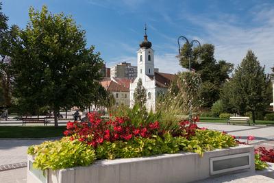 Gödöllő, a Szabadság tér a református templommal-stock-foto
