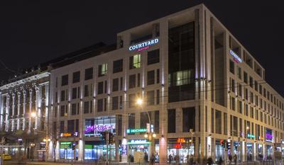Courtyard Marriott hotel és Europeum bevásárló központ esti fotó-stock-foto
