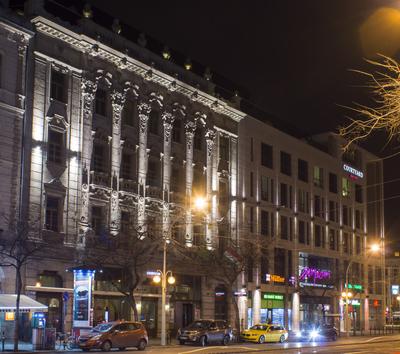 Courtyard Marriott hotel és Europeum bevásárló központ esti fotó-stock-foto