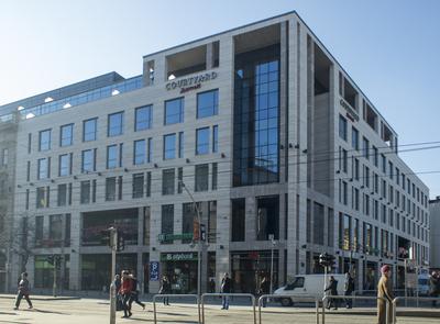 Courtyard Marriott Hotel és Europeum bevásrláközpont-stock-foto
