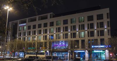 Courtyard Marriott szálloda és Europeum bevásárló központ este-stock-foto