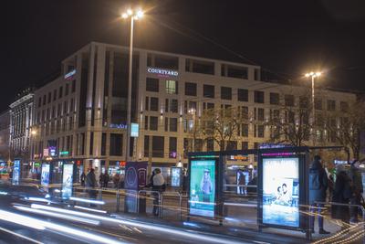 Europeum és Courtyard Marriott Hotel esti kép-stock-foto