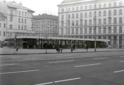 1981 az újonnan épült Arany János utcai metró megálló a Bajcsy-Zsilinszky úton-stock-foto