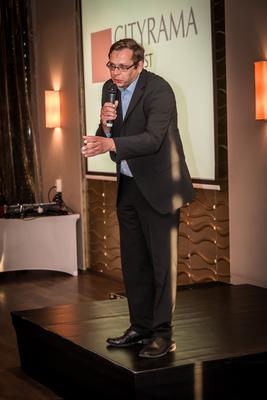 Kőhalmi Zoltán humorista, stand-up, félalak, rendezvény fellépés, Budapest-stock-foto