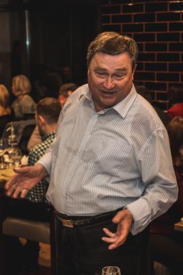 Dúzsi Tamás, szekszárdi borász, borvacsora a hévízi Brix Bistroban, előadás a borokról, félalak, borászat-stock-foto