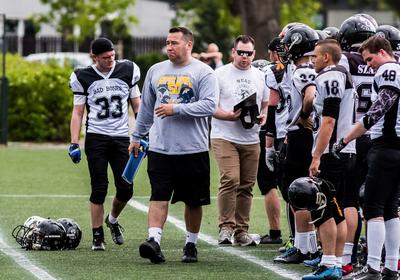 Kovács Sándor, korábbi amerikai futball játékos a magyar bajnokságban, jelenleg edző, védő kordinátor a Szekszárd Bad Bones csapatában, szakértő és sportriporter a Sport TV-ben-stock-foto