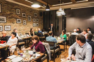 Dúzsi Tamás, szekszárdi borász, borvacsora a hévízi Brix Bistroban, előadás a borokról, borászat-stock-foto