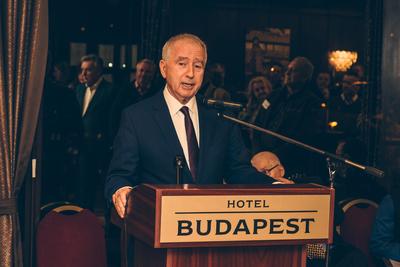 Nikai Ákos, a Magyar Szállodák és Éttermek Szövetségének korábbi elnöke, félalak, budapesti szállodai rendezvényen meghívott előadóként-stock-foto