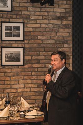 Dúzsi Tamás, szekszárdi borász, borvacsora a hévízi Brix Bistroban, előadás a borokról, borászat, félalak-stock-photo