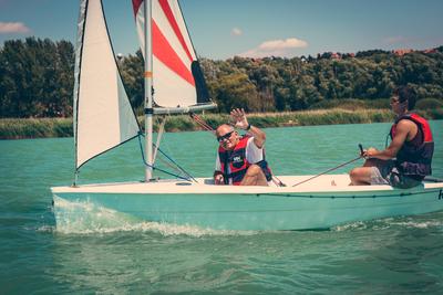 Gundel Takács Gábor, televíziós személyiség, műsorvezető vitorázik, egész alak, Balatonfűzfő-stock-foto