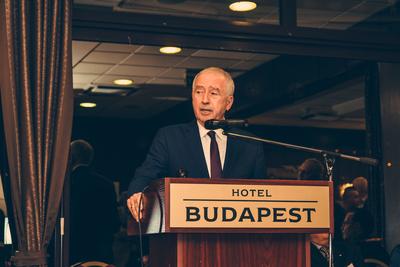 Nikai Ákos, a Magyar Szállodák és Éttermek Szövetségének korábbi elnöke, félalak, budapesti szállodai rendezvényen meghívott előadóként-stock-foto