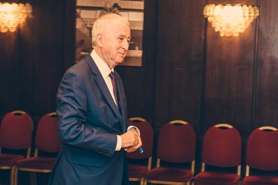 Nikai Ákos, a Magyar Szállodák és Éttermek Szövetségének korábbi elnöke, félalak, budapesti szállodai rendezvényen meghívott előadóként-stock-foto