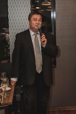 Dúzsi Tamás, szekszárdi borász, borvacsora a hévízi Brix Bistroban, előadás a borokról, borászat, félalak-stock-foto