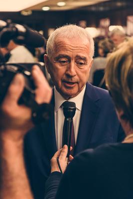 Nikai Ákos, a Magyar Szállodák és Éttermek Szövetségének korábbi elnöke, félalak, budapesti szállodai rendezvényen meghívott előadóként interjút ad-stock-foto