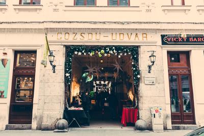 Gozsdu udvar bejárat a Dob utca felől, karácsonyi vásár-stock-foto