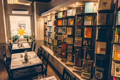 Étterem belső könyvekkel, bulinegyed-stock-foto